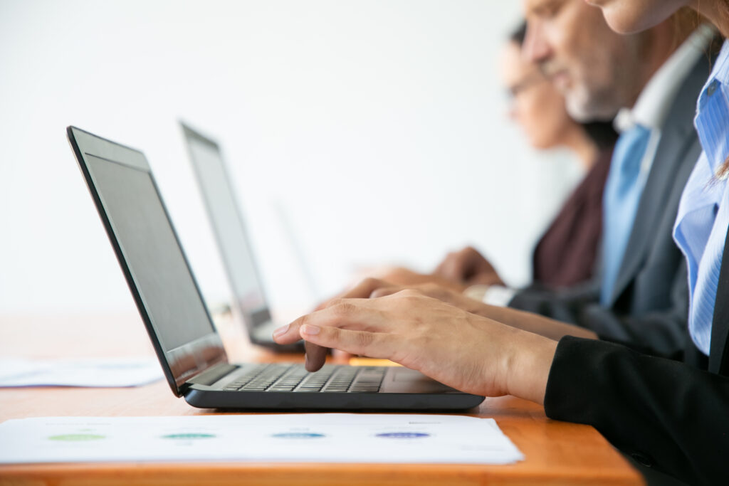 fila gente negocios trabajando computadoras manos empleados escribiendo teclados portatiles